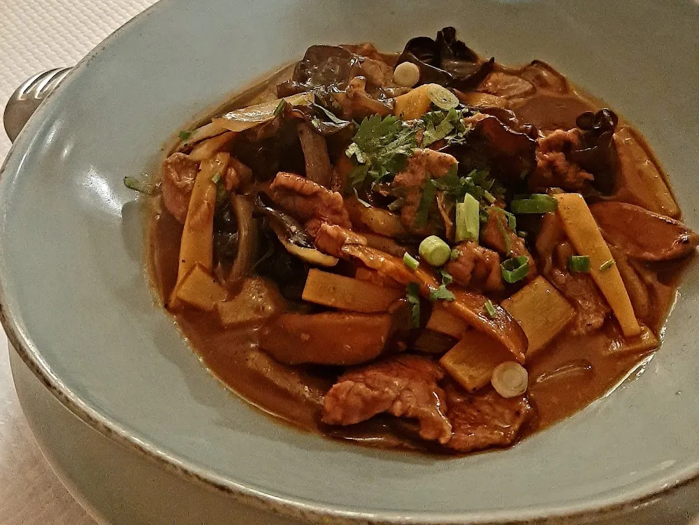 Canard Au Pousse de Bambou Et Champignons