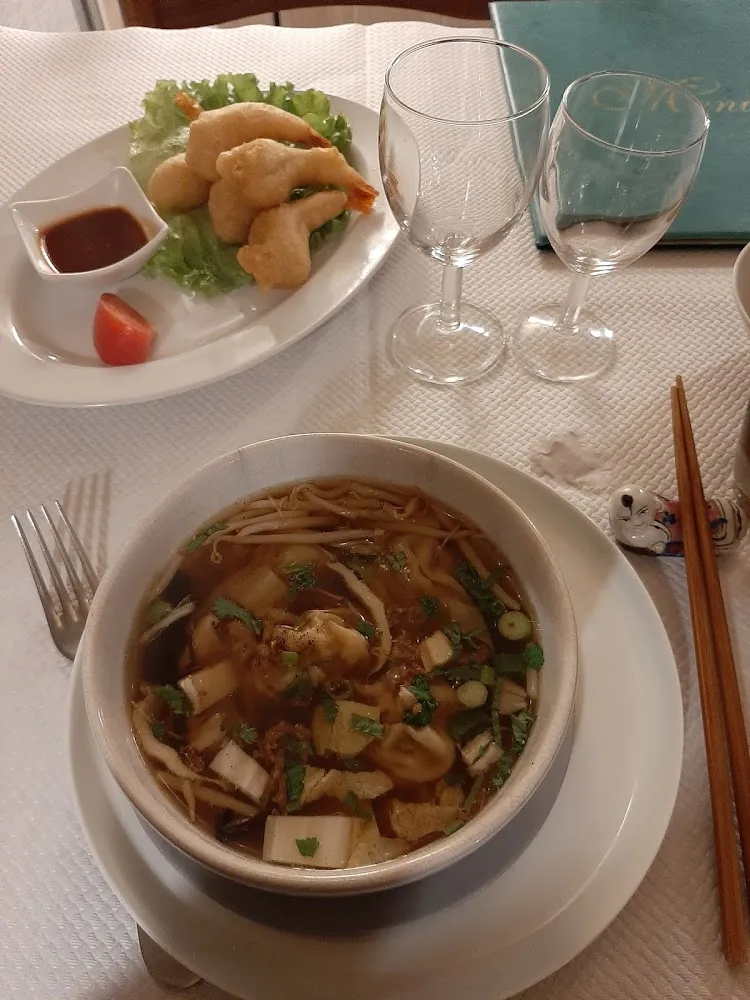 Soupe Aux Raviolis Et Beignets de Crevettes